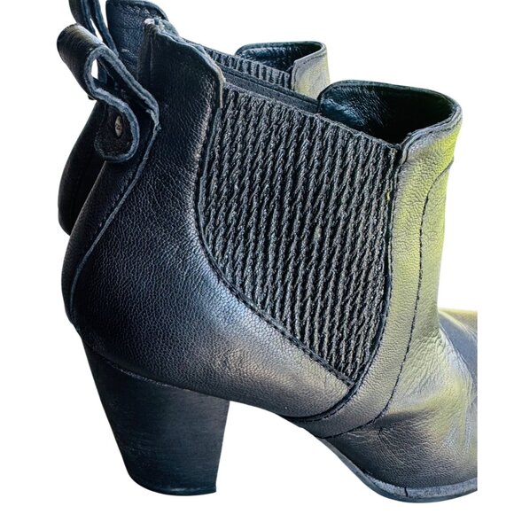 UGG Cobie II Women’s Ankle Boots Booties Black Leather US 9.5 Chelsea Style - Picture 2 of 11